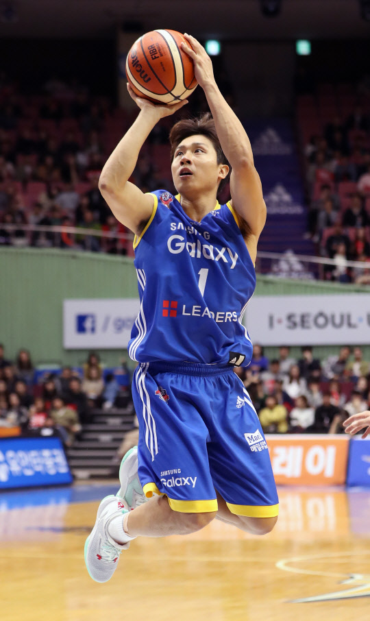 프로농구 서울 삼성을 선두로 이끈 김태술(32)이 2016-2017 KCC 프로농구 정규리그 1라운드 최우수선수(MVP)에 선정됐다. 사진=연합뉴스